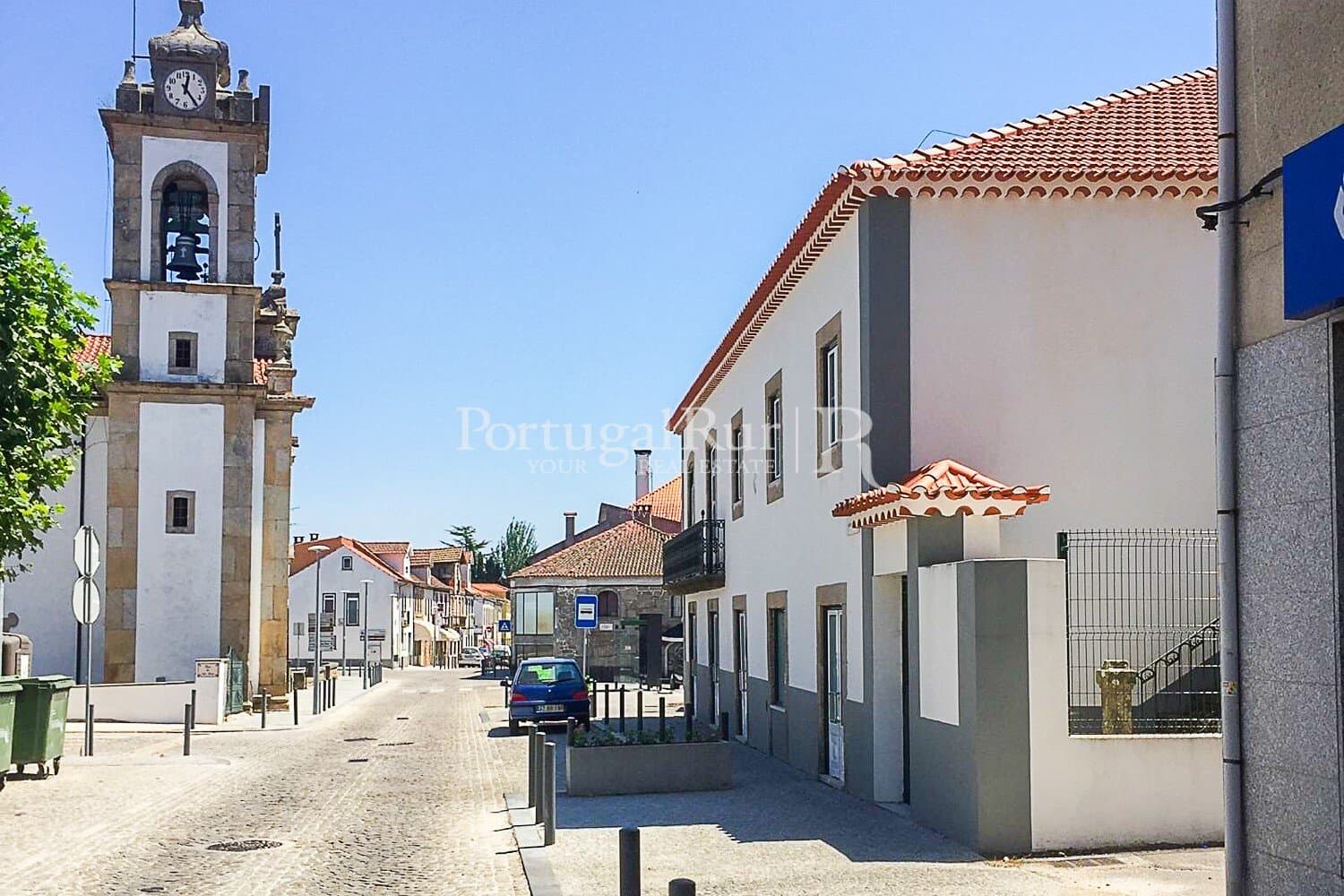 Versatile 19th Century Manor House With Shops In The Heart Of Carregal Do Sal 2