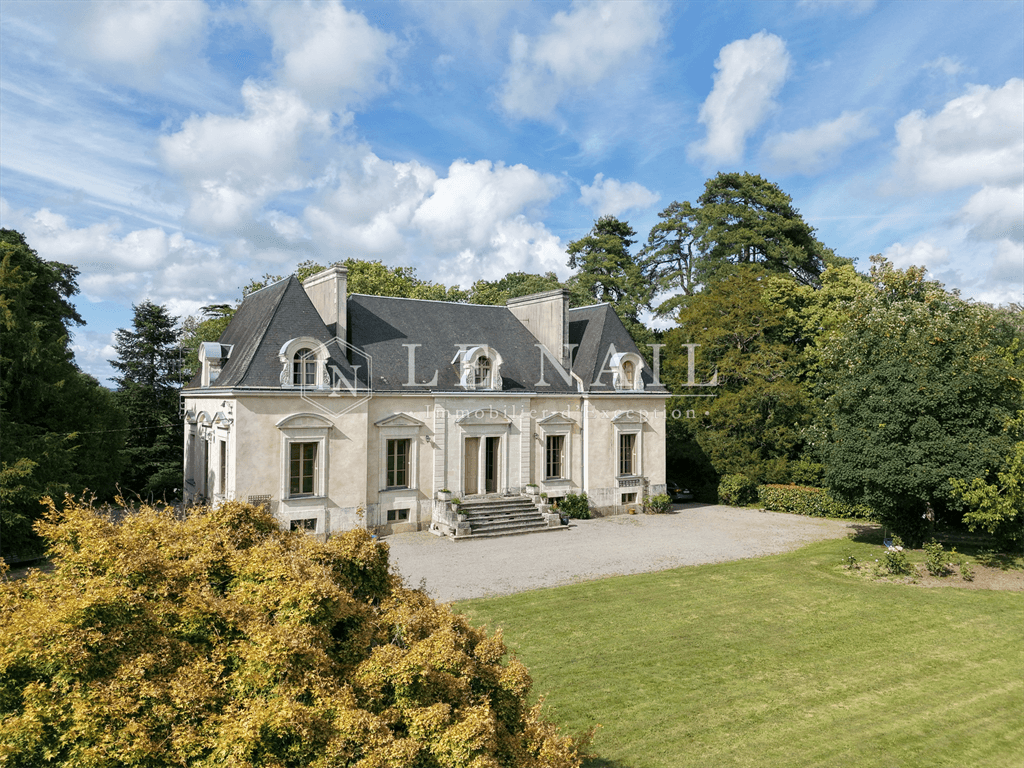 Château with 8 Bedrooms and 3.7 Hectares of Grounds — Château for sale in Loire-Atlantique, France