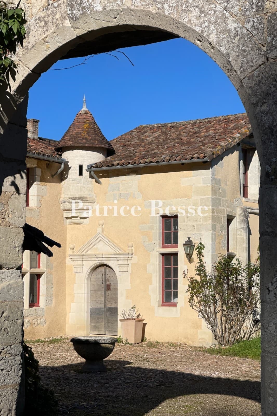 Renaissance Castle with Swimming Pool and Tennis Court in Périgueux 4