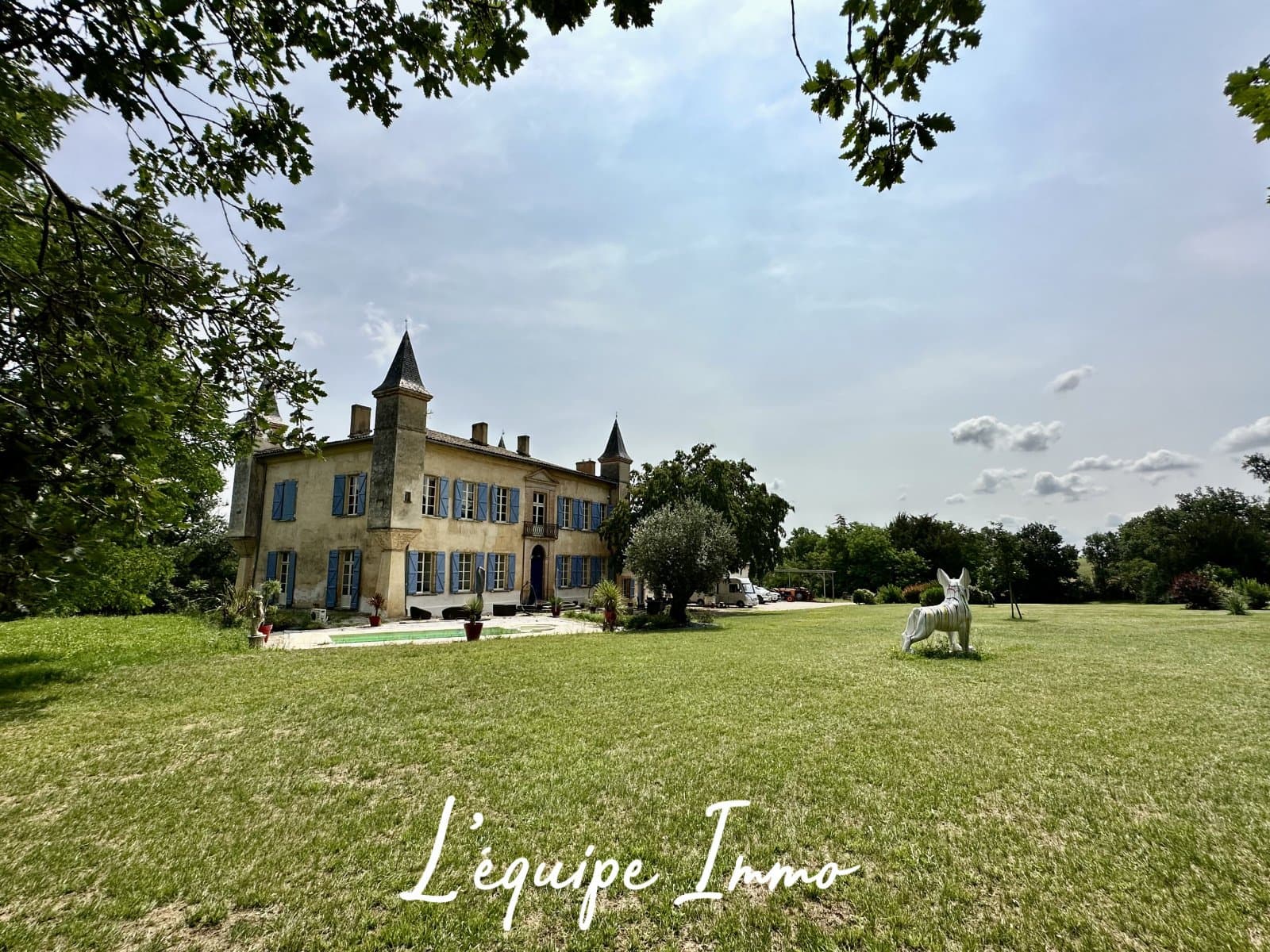 Château 475.0 Sqm 6 Bedrooms 2