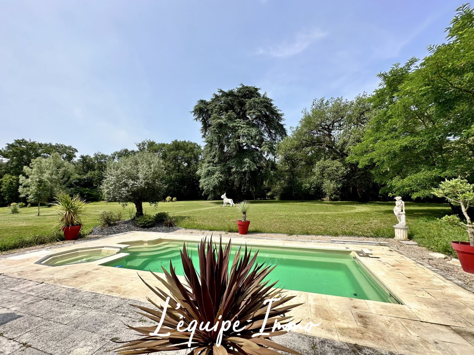 Château 475.0 Sqm 6 Bedrooms 3