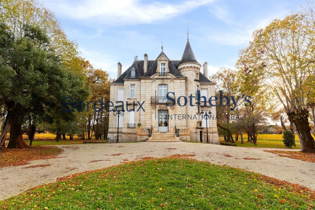 Elegant Château with Vineyards Near Bordeaux — Château for sale in Bordeaux, France