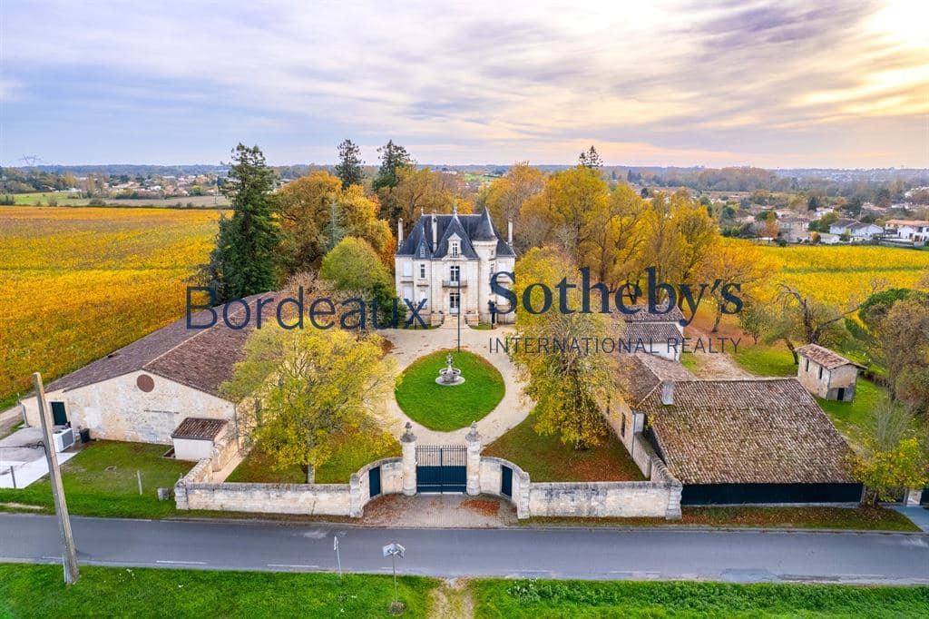 Elegant Château with Vineyards Near Bordeaux 5