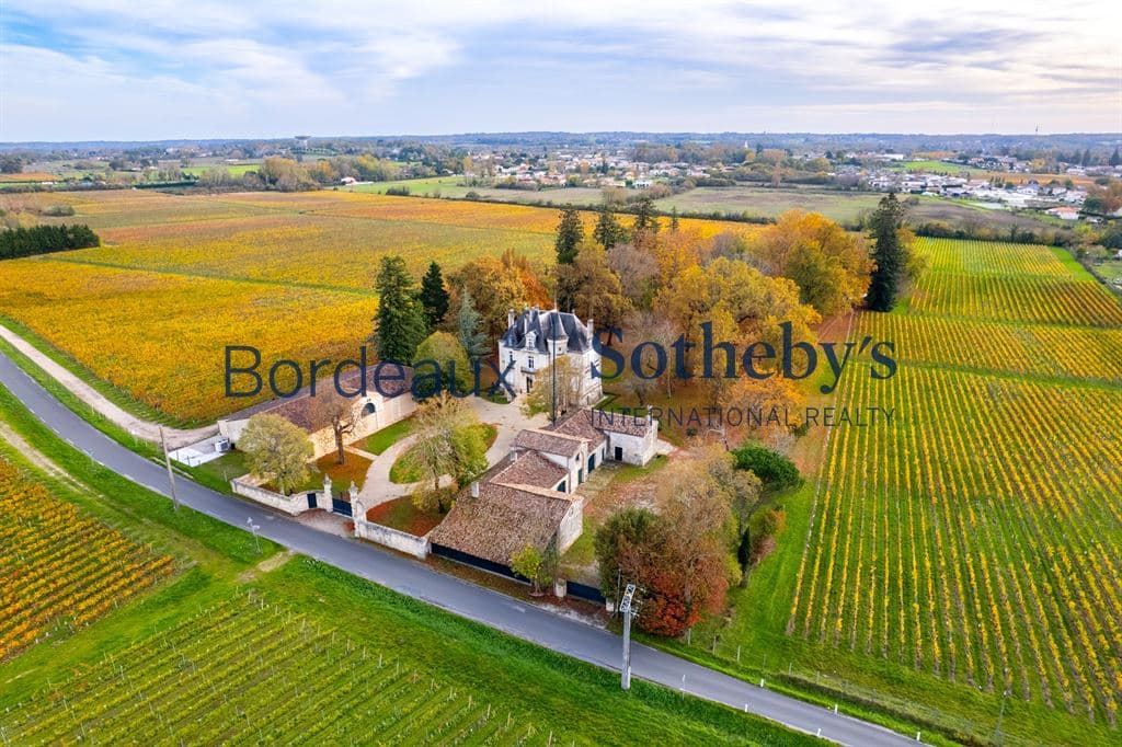 Elegant Château with Vineyards Near Bordeaux 5