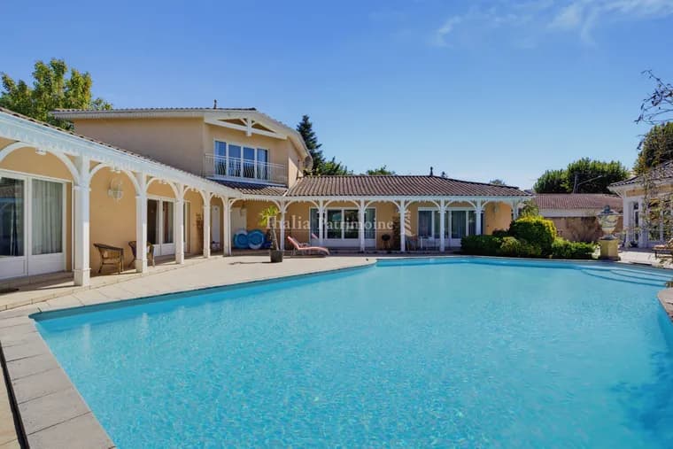 Unique Property with Pool and Rental Potential in the Heart of the City 2