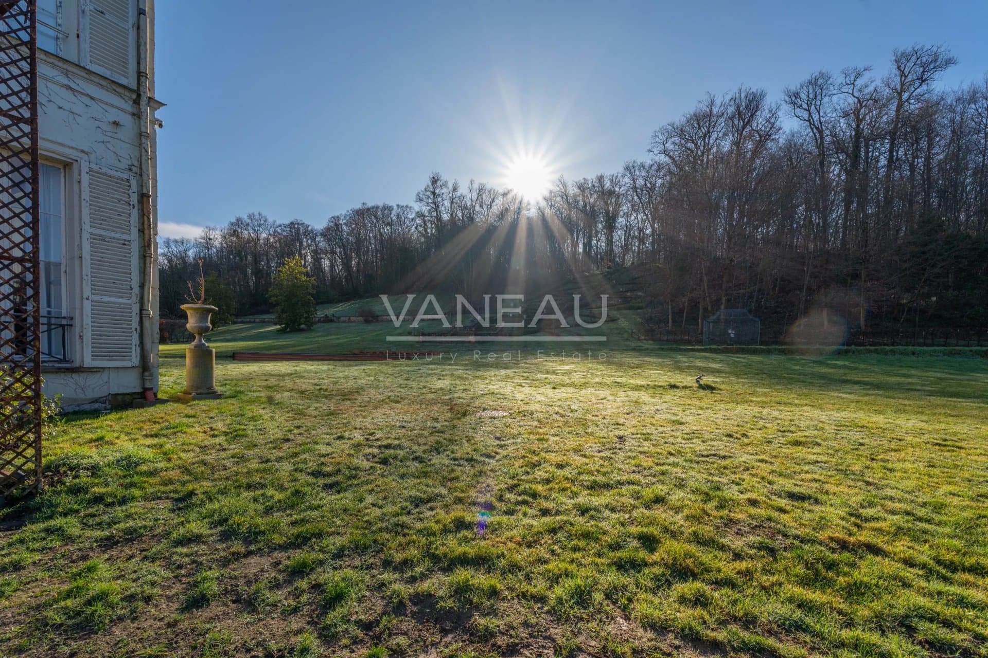 Elegant Château with Swimming Pool and River Views 4