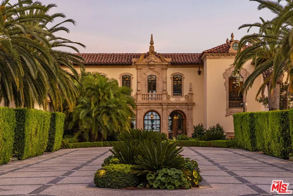 Exceptional Single Family Residence with Unobstructed Views in Los Angeles
