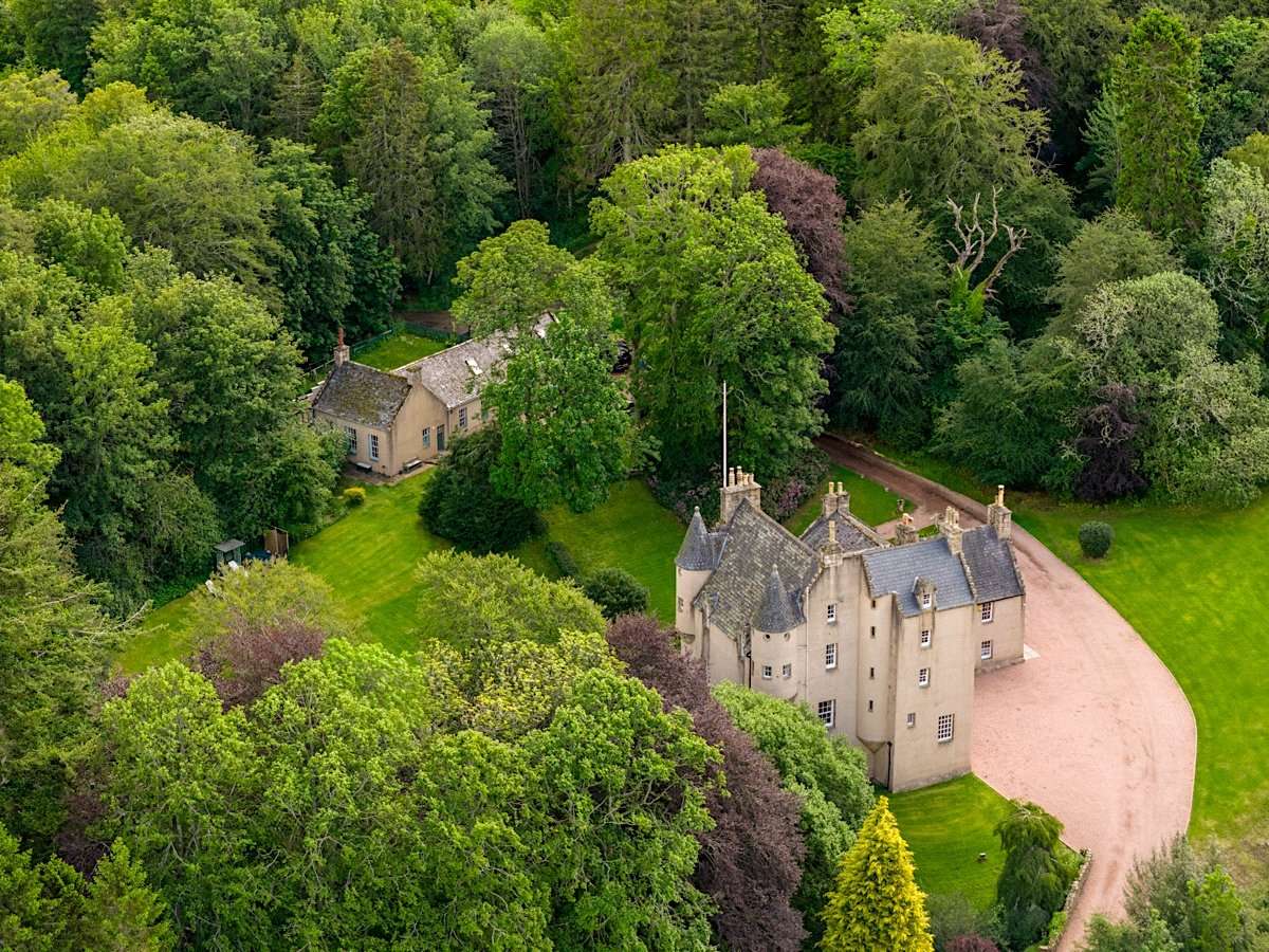 Lickleyhead Castle 44500 Sqm 8 Bedrooms 2