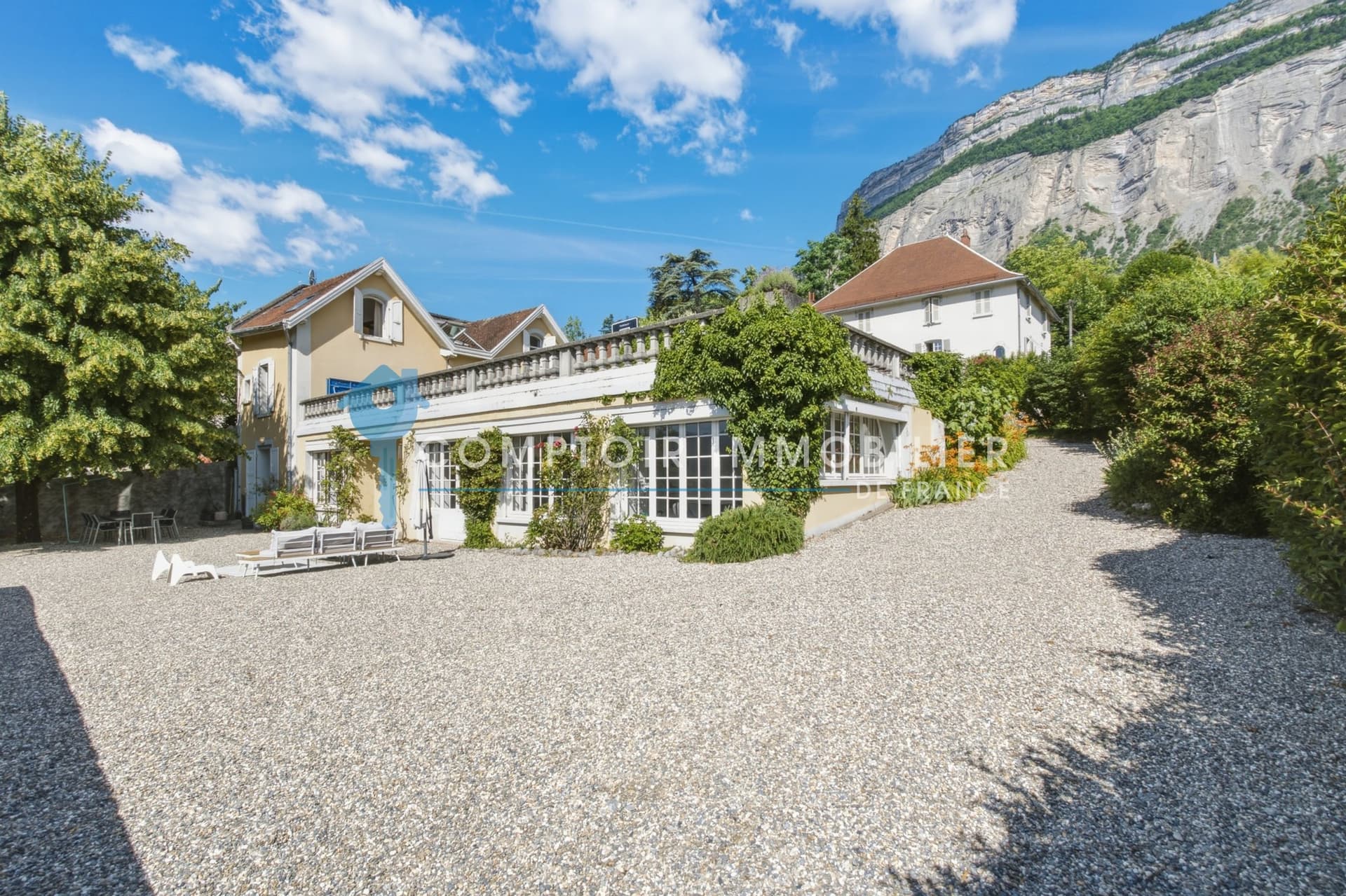 Renovated Character House With Panoramic View In Meylan 4
