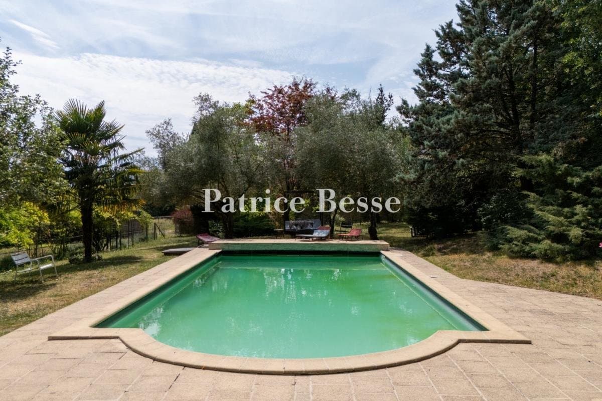 Château With Swimming Pool, Tennis Court, And Expansive Grounds 4