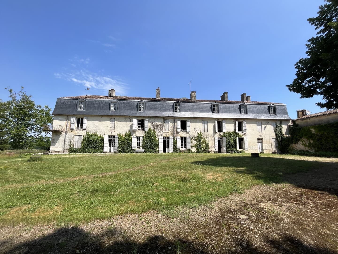 Spacious Castle with 25 Rooms and Kitchen — in Gironde, Nouvelle-Aquitaine