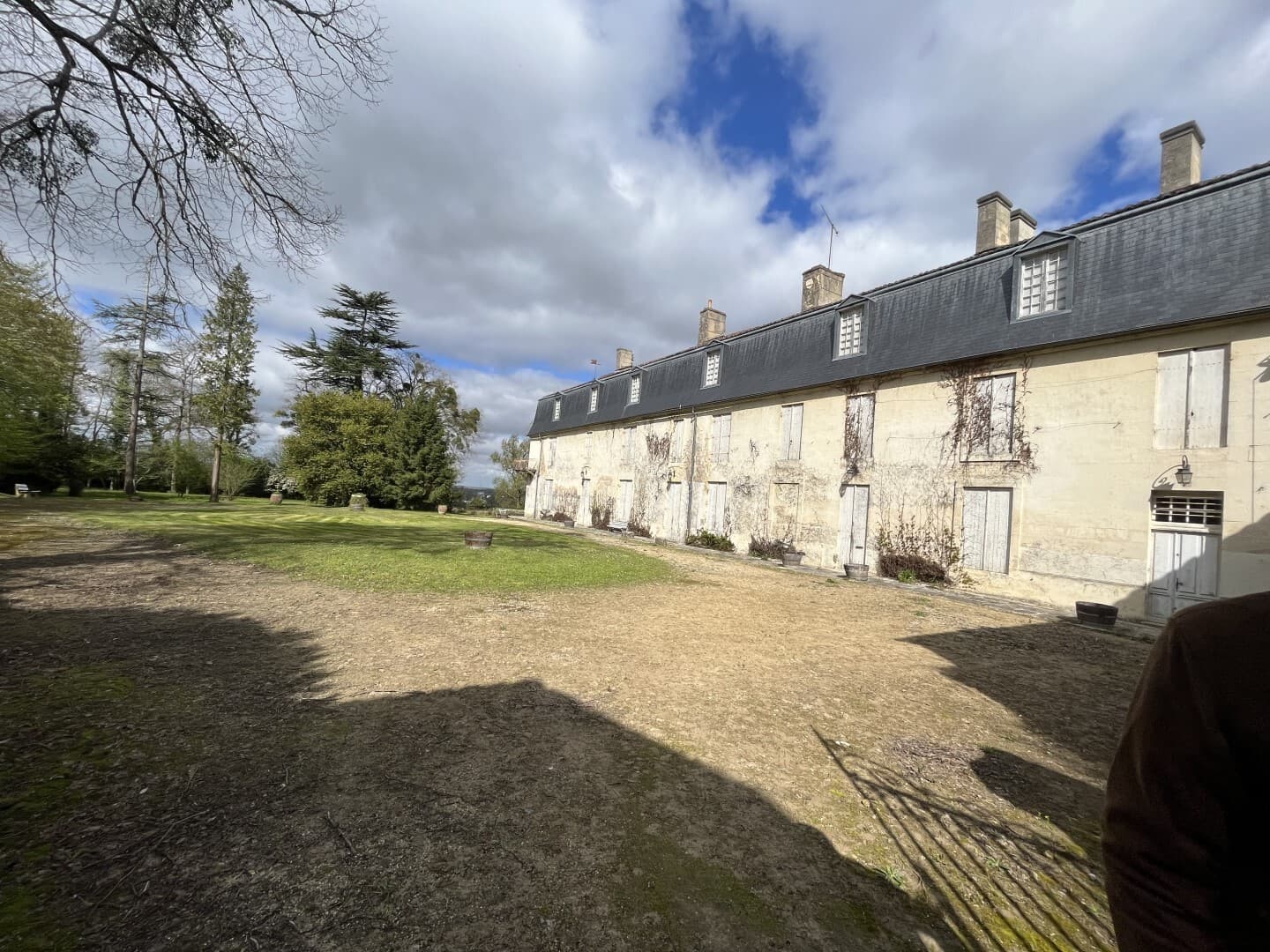 Spacious Castle with 25 Rooms and Kitchen 2