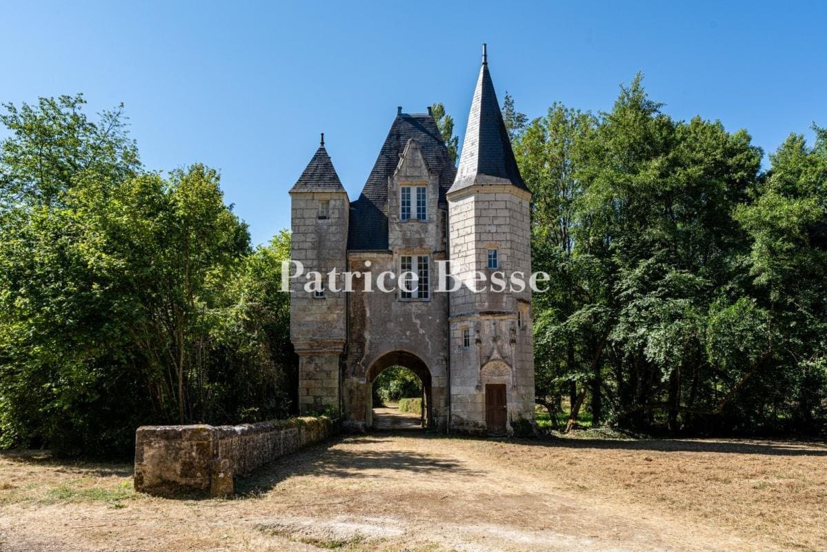 Historic Seigneurial Castle With 3 Hectares Of Parklands