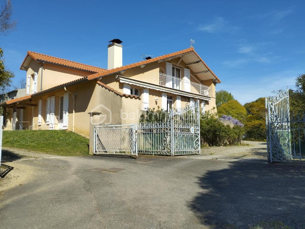 Spacious 19th Century Castle with Swimming Pool 3