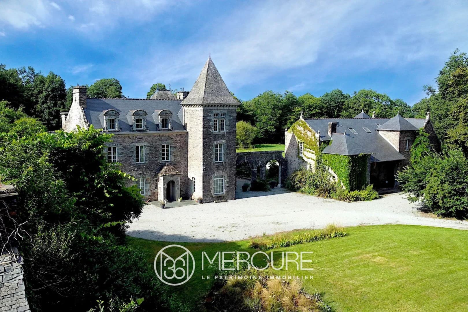 Château with Heated Pool and Spacious Rooms in Beautiful Countryside — Château for sale in France