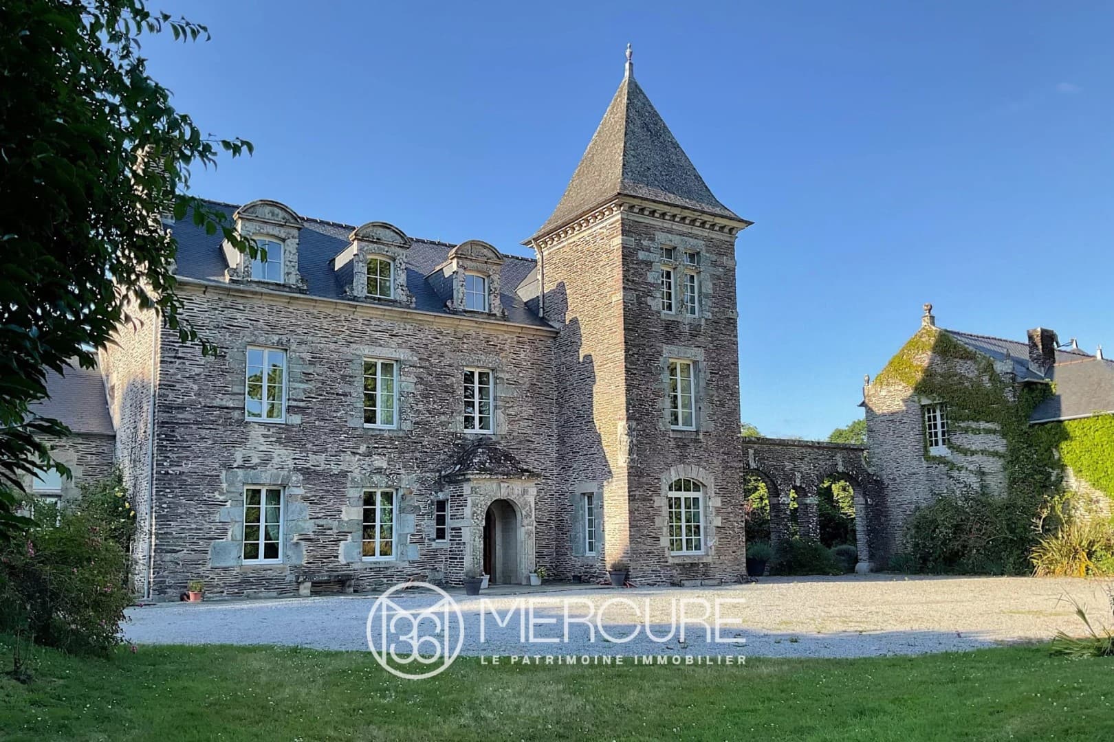 Château with Heated Pool and Spacious Rooms in Beautiful Countryside 2