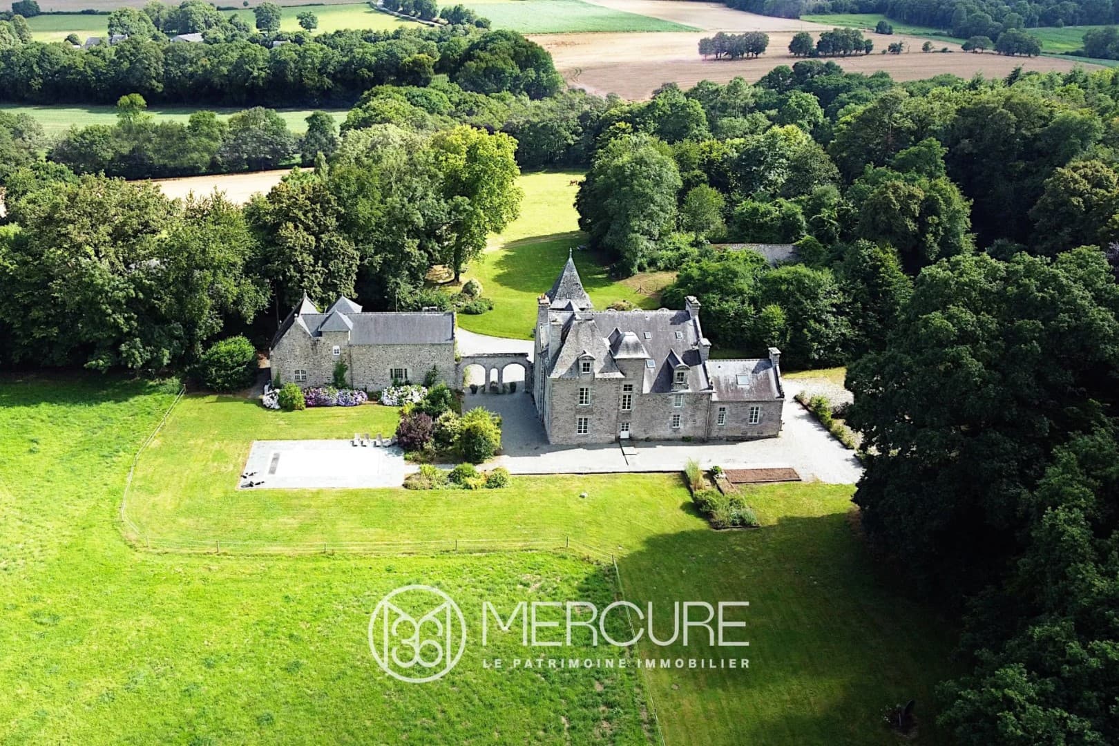 Château with Heated Pool and Spacious Rooms in Beautiful Countryside 3