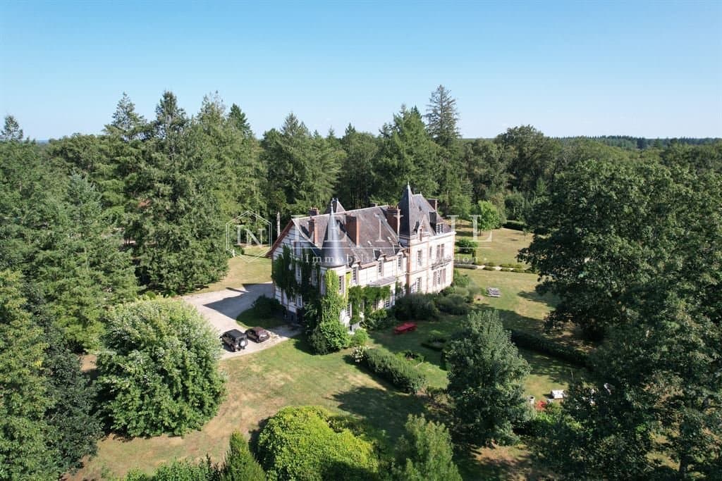 Elegant Château Surrounded By 200 Hectares Of Woodland 5