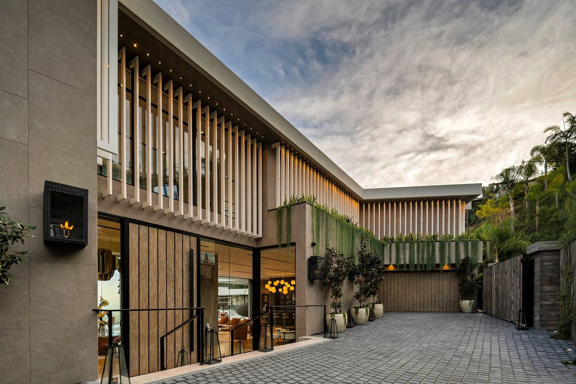 Modern Palace With Stunning Views And Luxurious Amenities