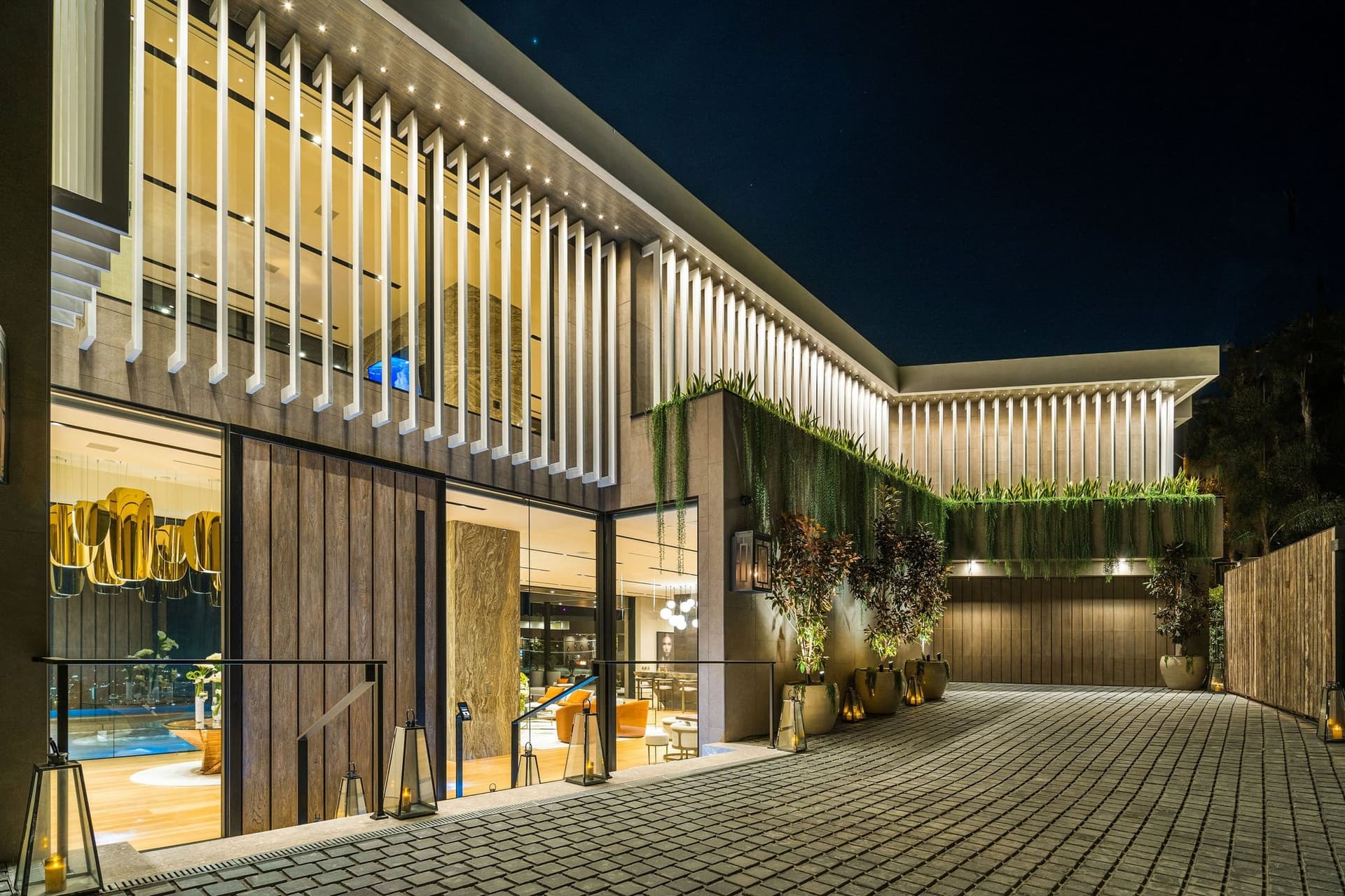 Modern Palace With Stunning Views And Luxurious Amenities 2