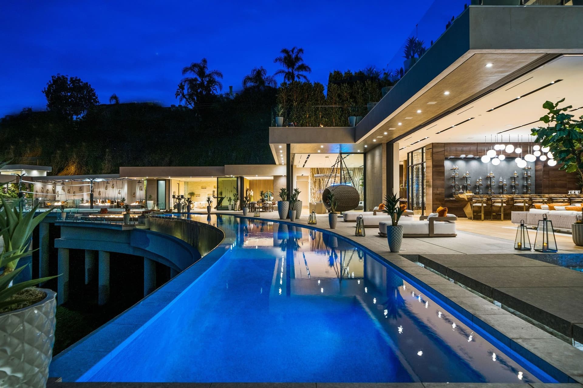 Modern Palace With Stunning Views And Luxurious Amenities 3