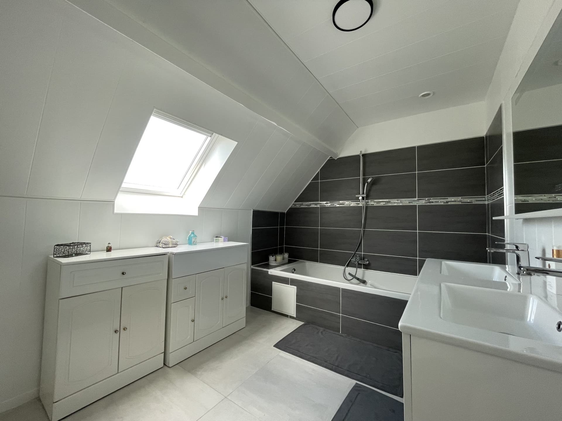 Renovated House With 4 Bedrooms And Landscaped Garden 5