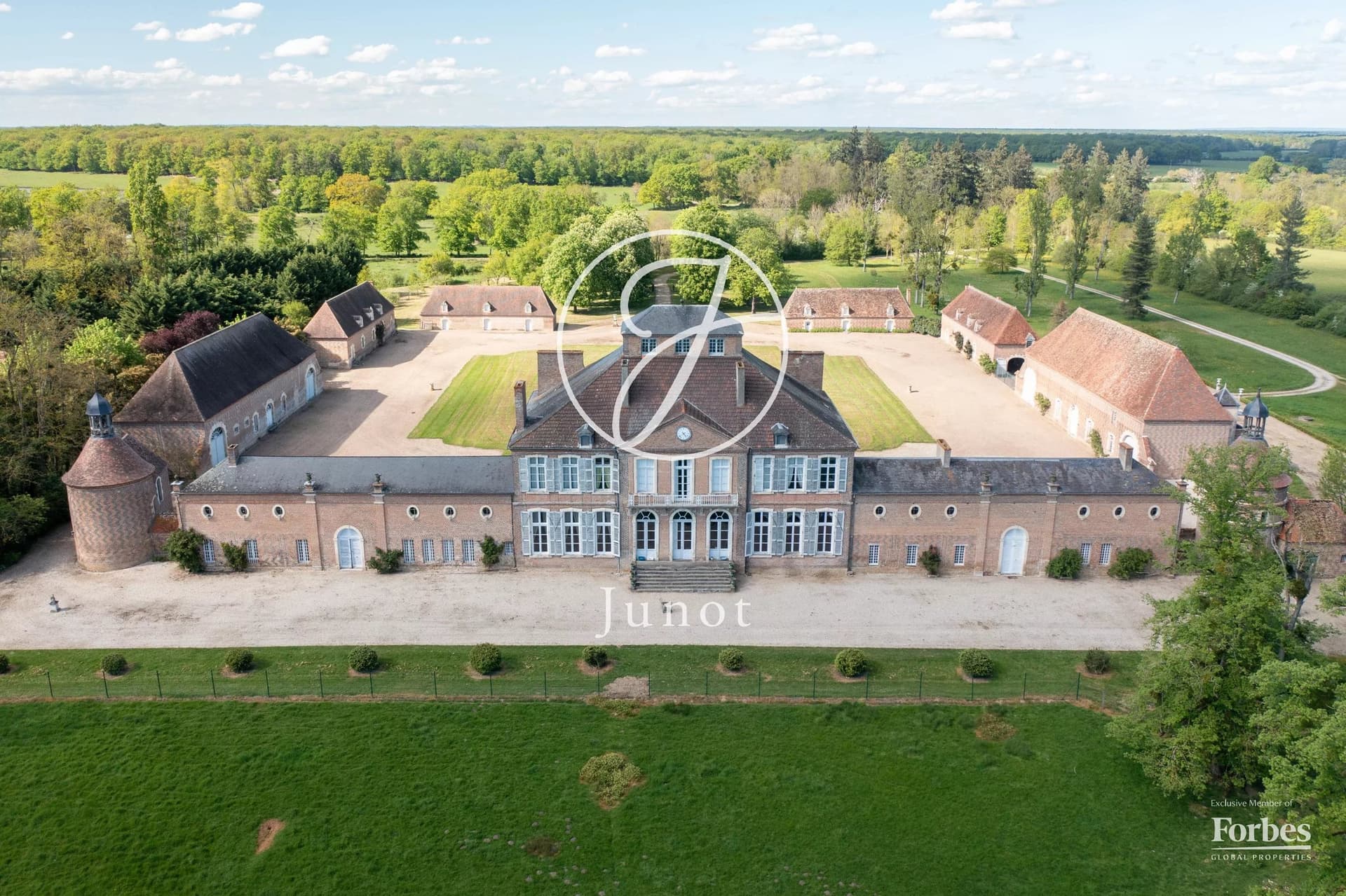 Historic Château With 6 Bedrooms And Expansive Grounds — Château for sale in Auvergne-Rhône-Alpes, France