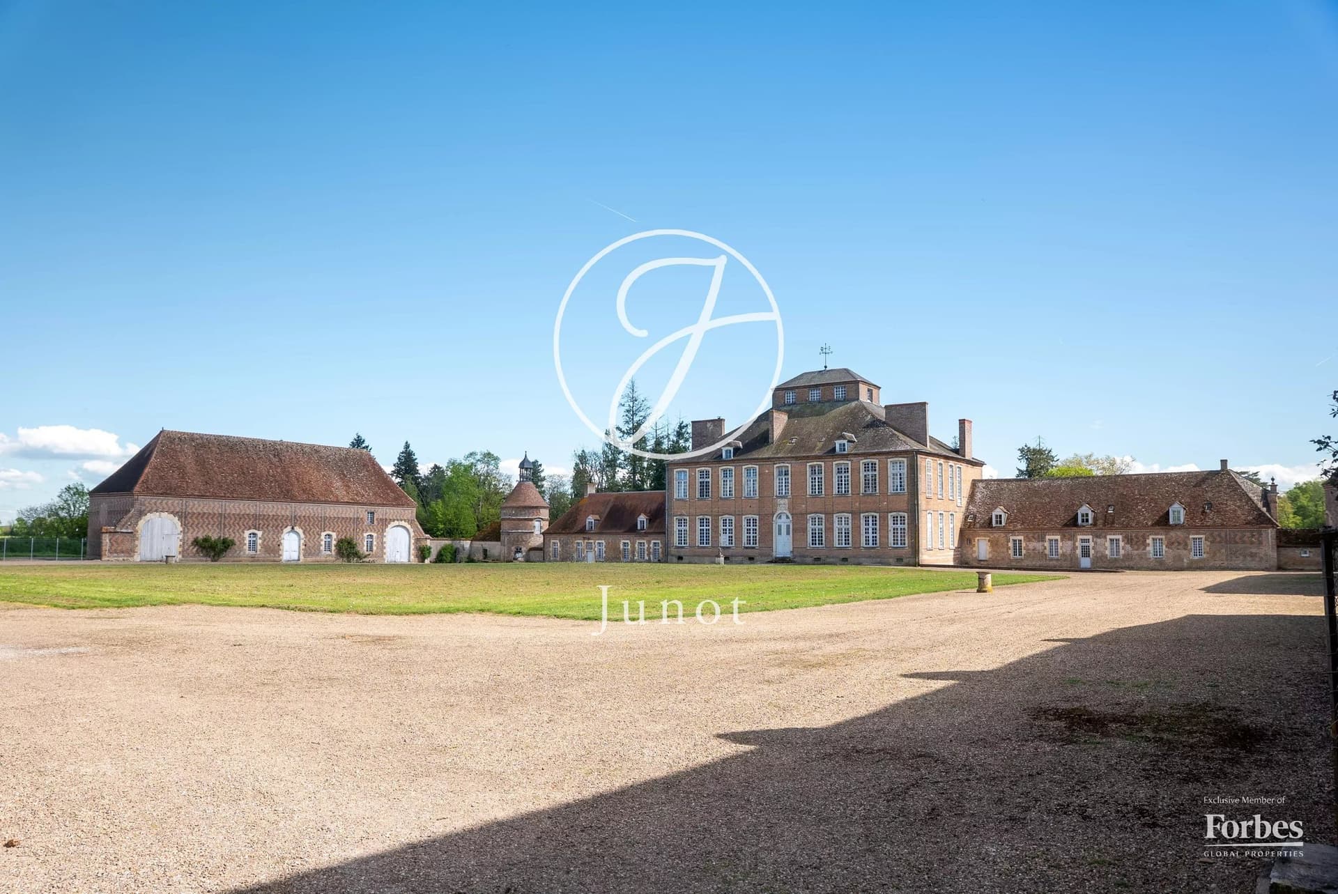 Historic Château With 6 Bedrooms And Expansive Grounds 3