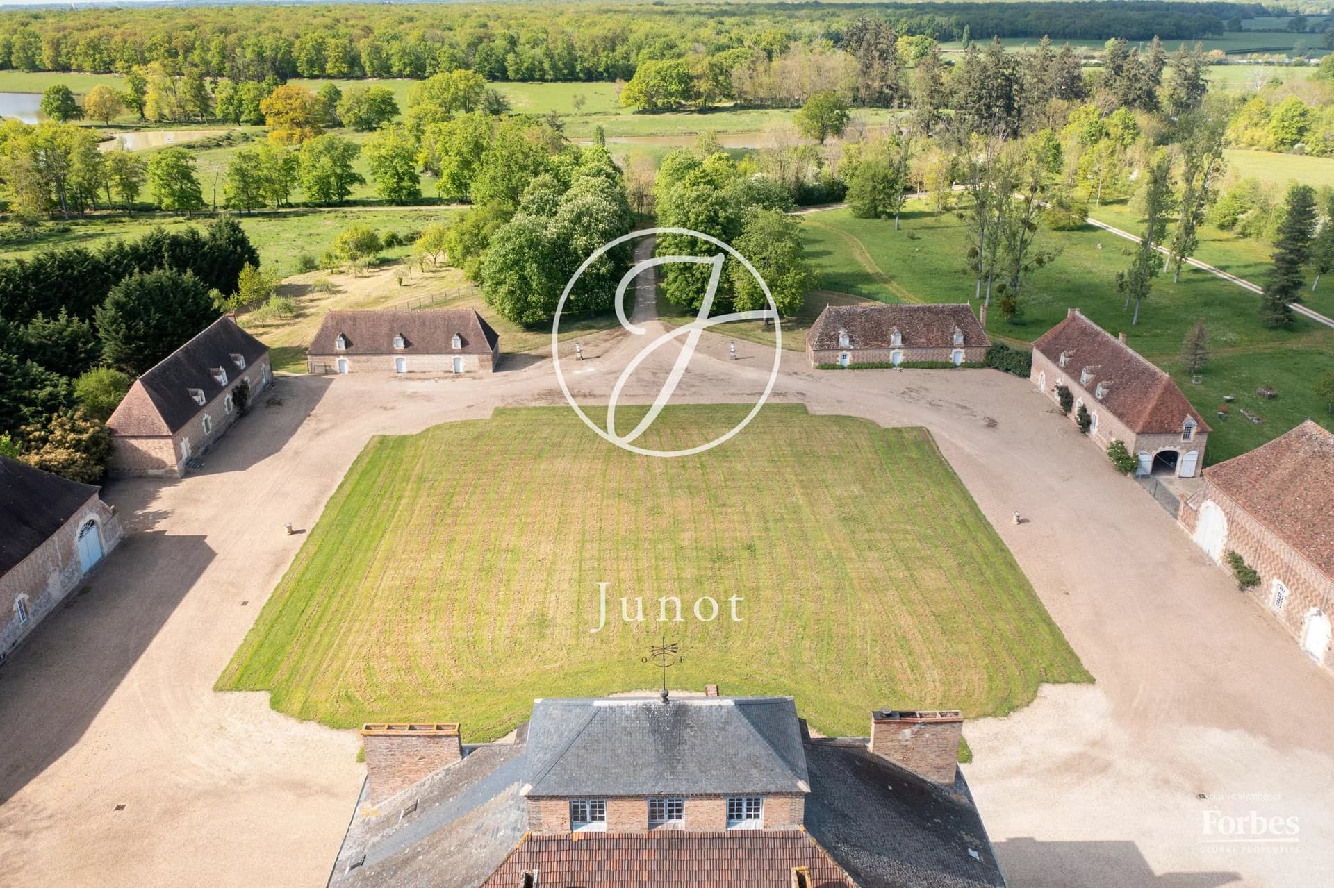 Historic Château With 6 Bedrooms And Expansive Grounds 4