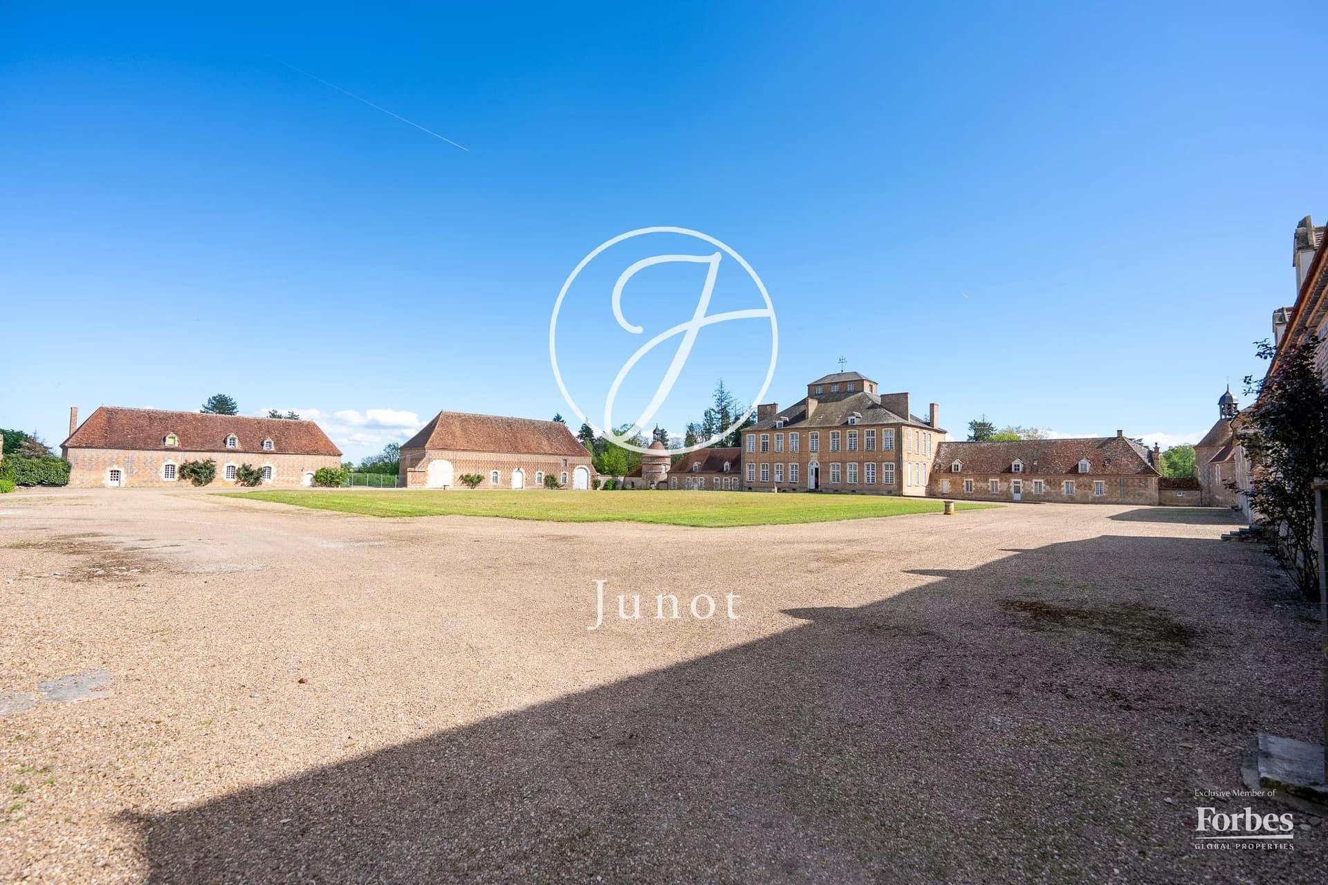 Historic Château With 6 Bedrooms And Expansive Grounds 5