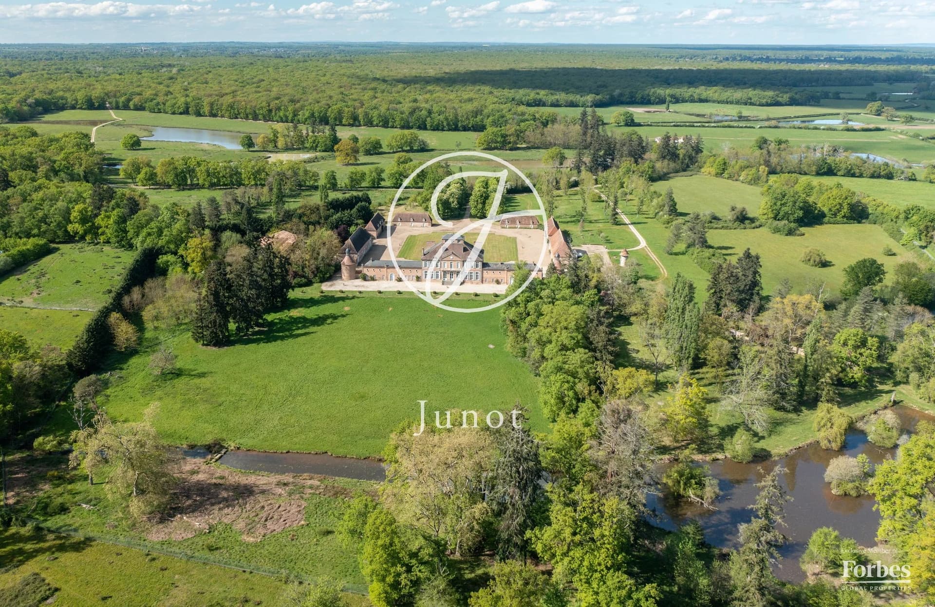Historic Château With 6 Bedrooms And Expansive Grounds 5