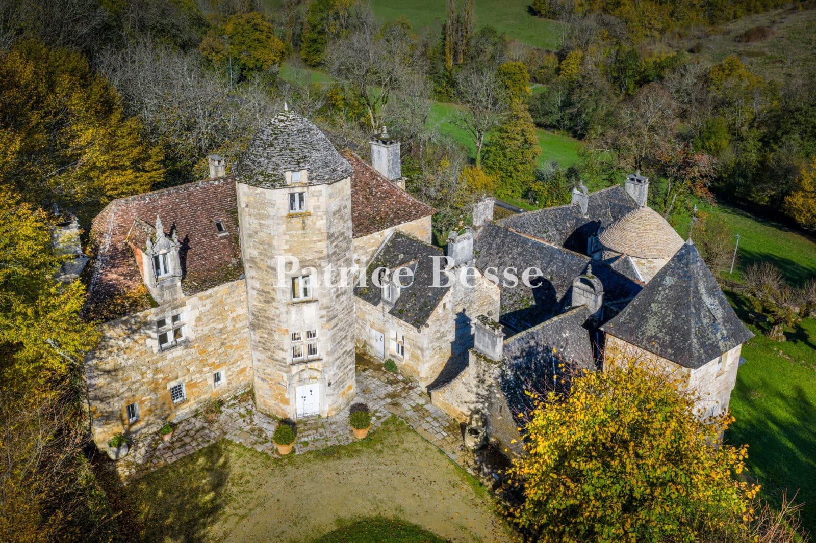 Historic 15th Century Château With Outbuildings And Swimming Pool 2