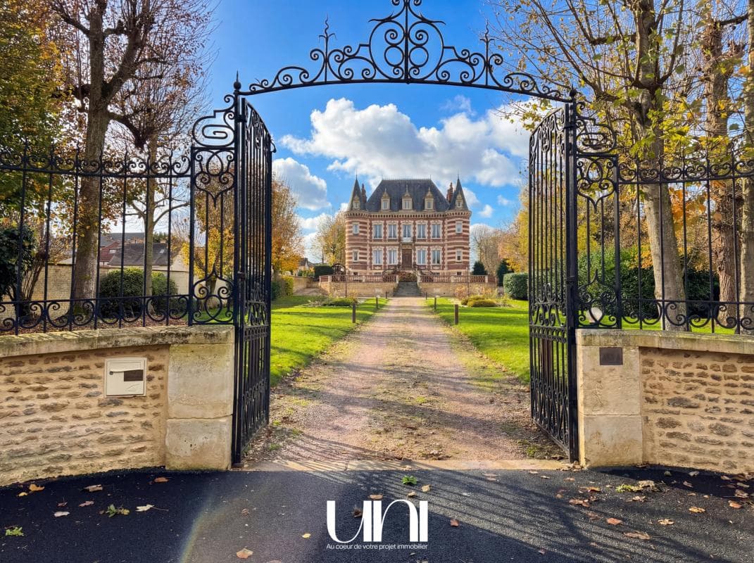 Spacious Castle with 11 Bedrooms and Terrace