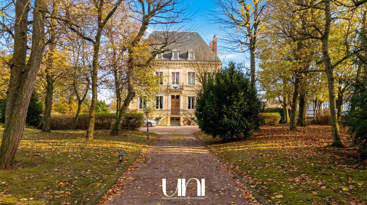Spacious Castle with 11 Bedrooms and Terrace 4