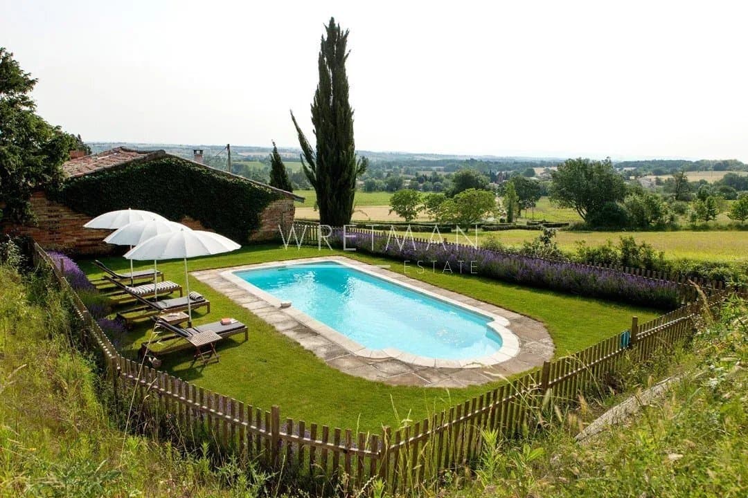 Historic 15th Century Château With Guest Houses And Stables 5