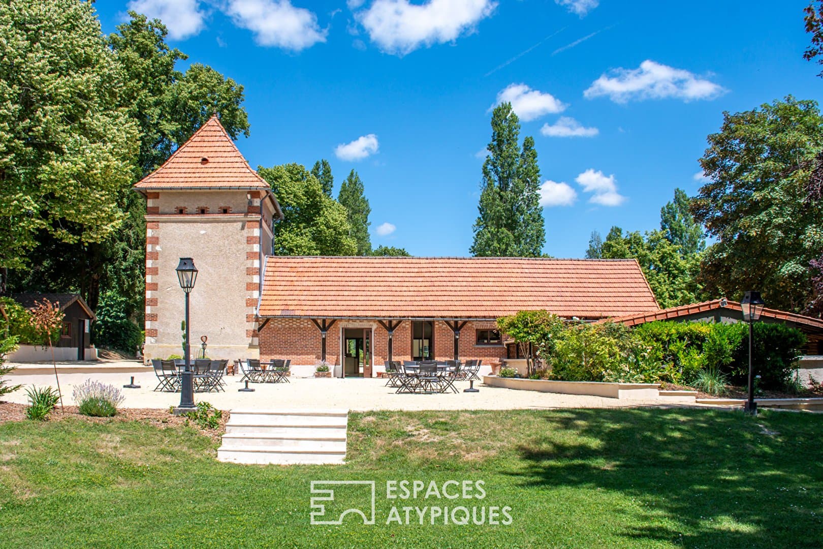 Exceptional Late 19th Century Château With Extensive Grounds 5
