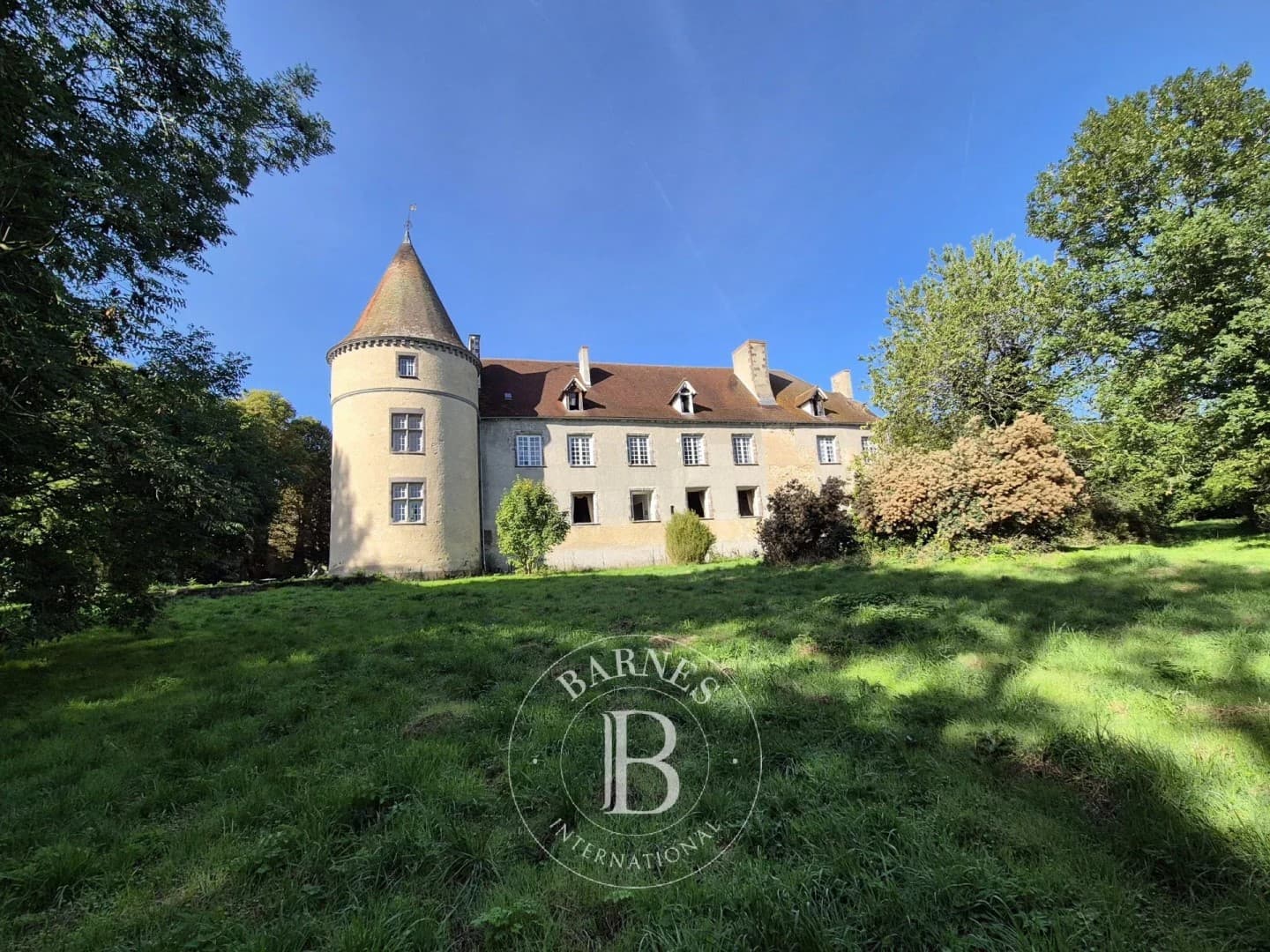 Château with 710 Sqm Living Space and 6 Bedrooms in Auvergne 2