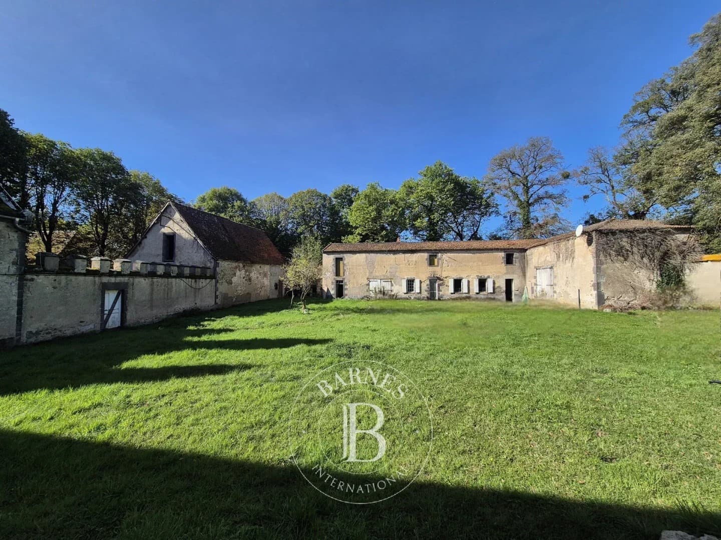 Château with 710 Sqm Living Space and 6 Bedrooms in Auvergne 3