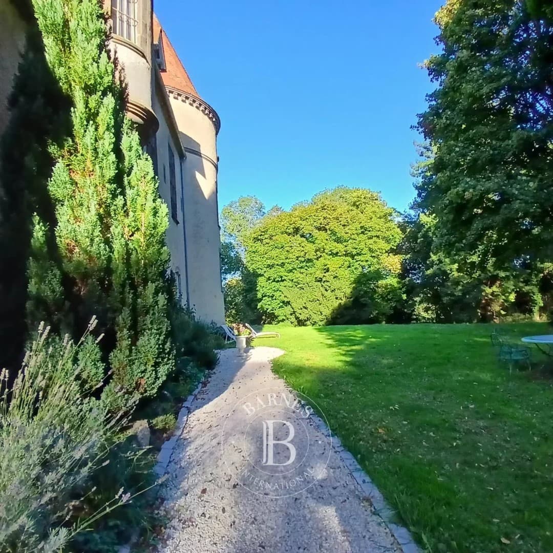 Château with 710 Sqm Living Space and 6 Bedrooms in Auvergne 4