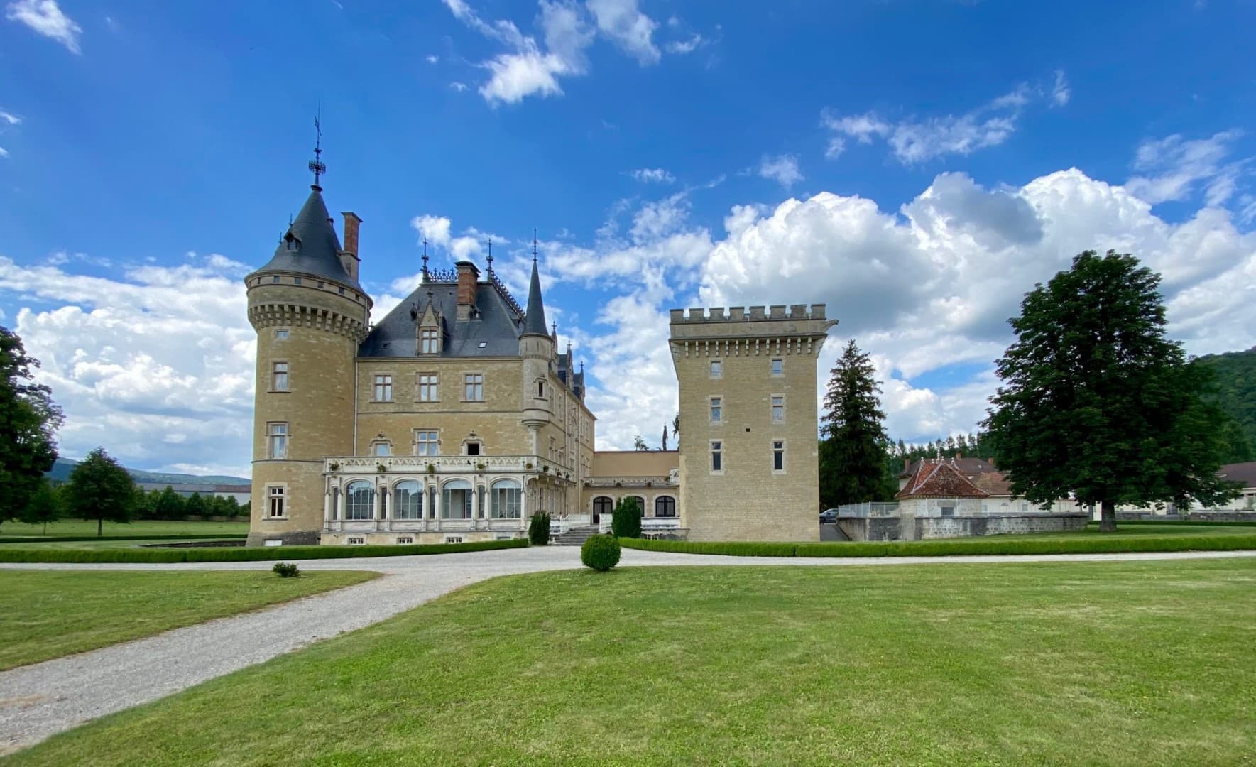 Historic Castle with 24 Bedrooms and 3000 Sqm of Space 2