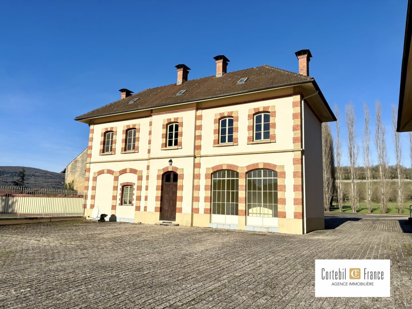 Historic Castle with 24 Bedrooms and 3000 Sqm of Space 4
