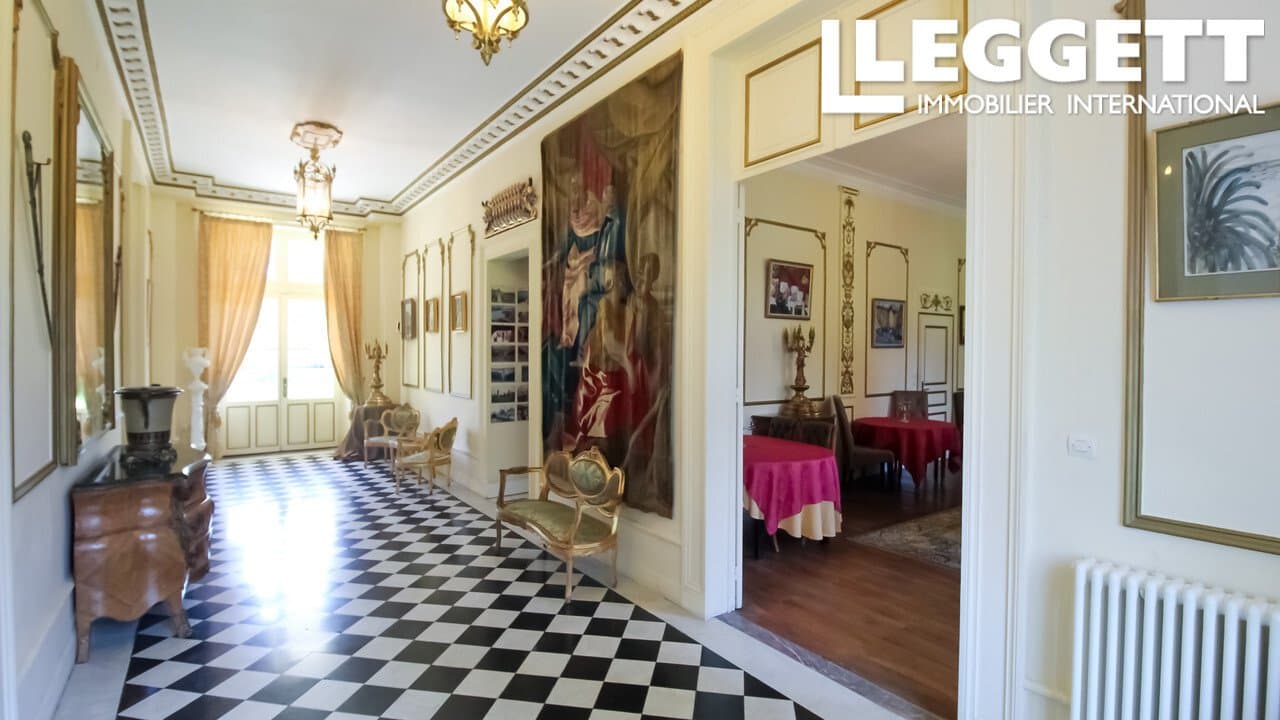 Elegant 18th Century Château With 11 Bedrooms, Lake And Heated Pool 3