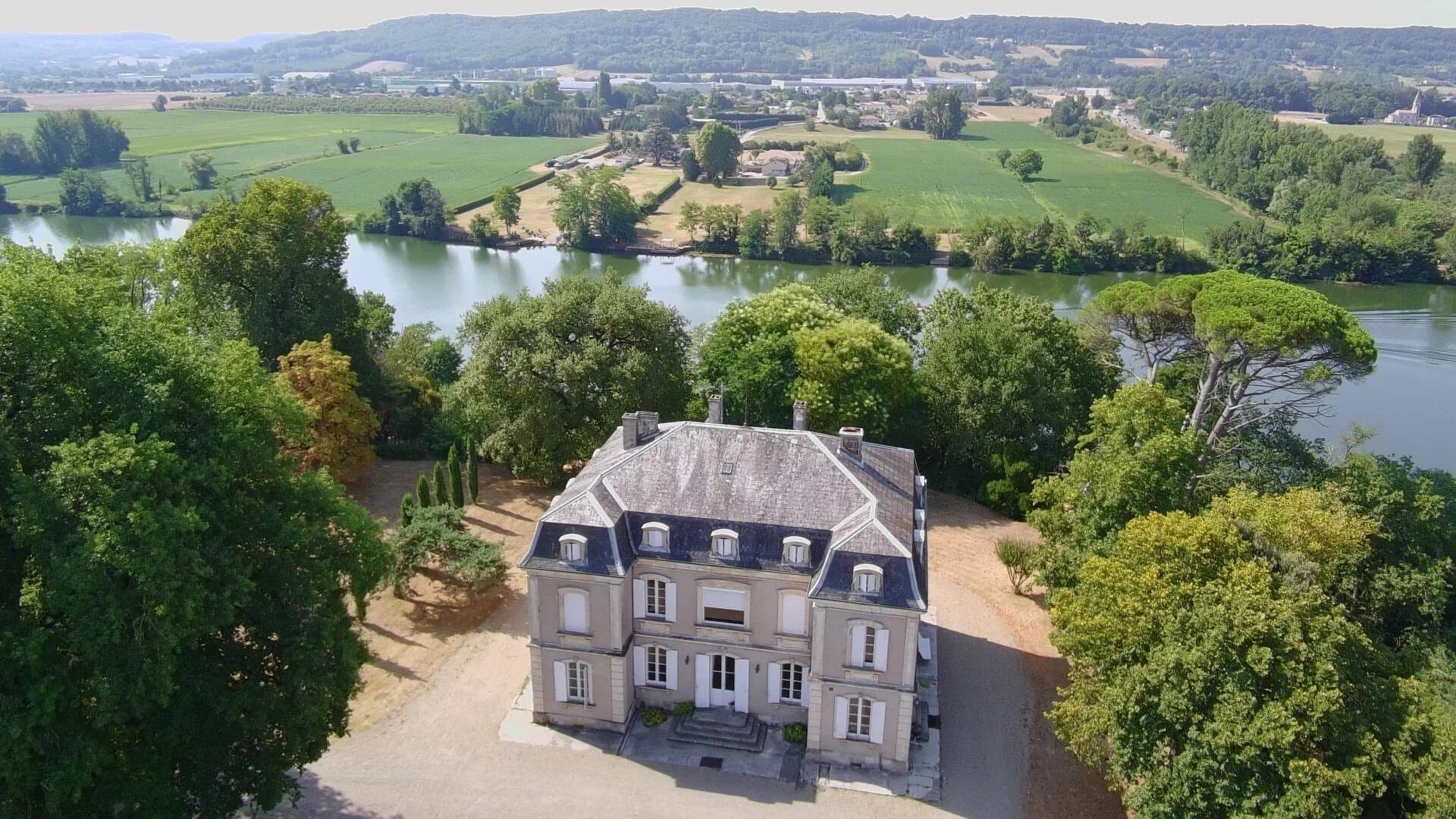 Château with Equestrian Facilities and Scenic Views in Lot-et-Garonne 3