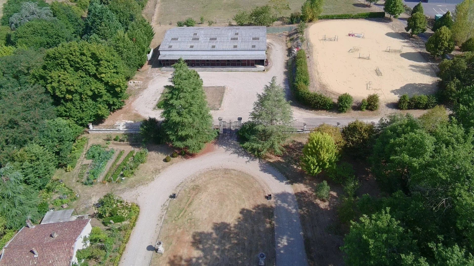 Château with Equestrian Facilities and Scenic Views in Lot-et-Garonne 4