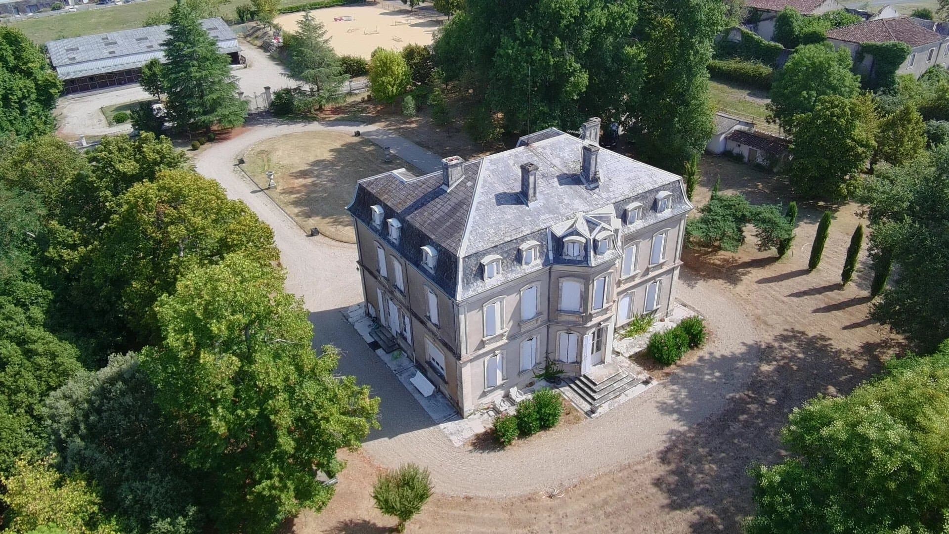 Château with Equestrian Facilities and Scenic Views in Lot-et-Garonne 5