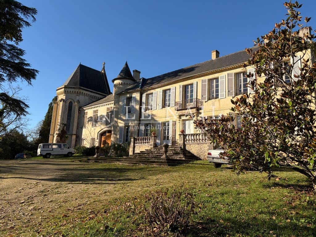 Impressive Château with Chapel and Caretaker's House in Gers — Château for sale in Gers, France