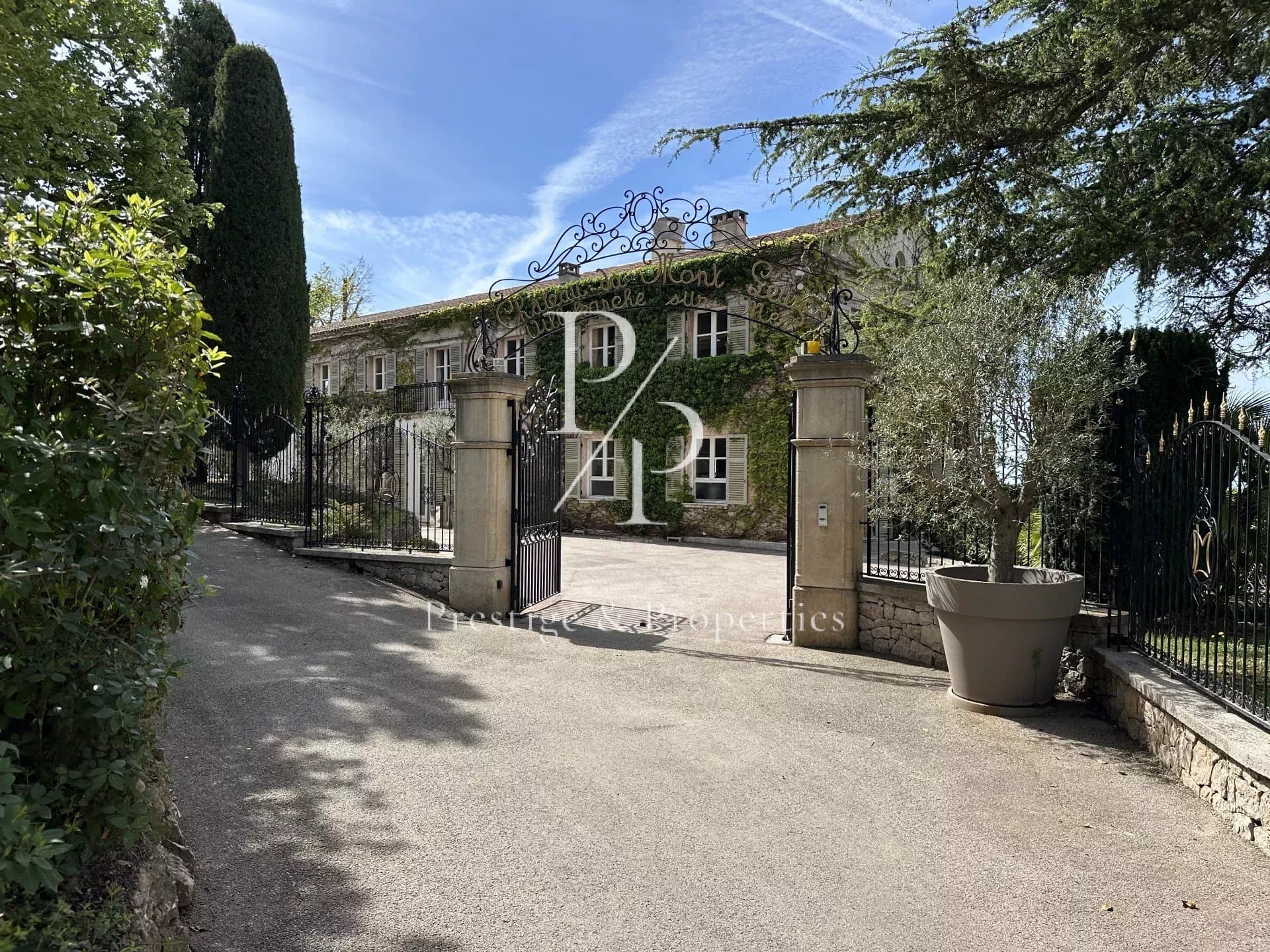 Exceptional Estate With Panoramic Views And Helipad Near Nice 4