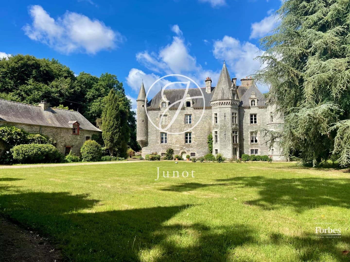 Elegant 16th Century Château With Guest House And Landscaped Parklands