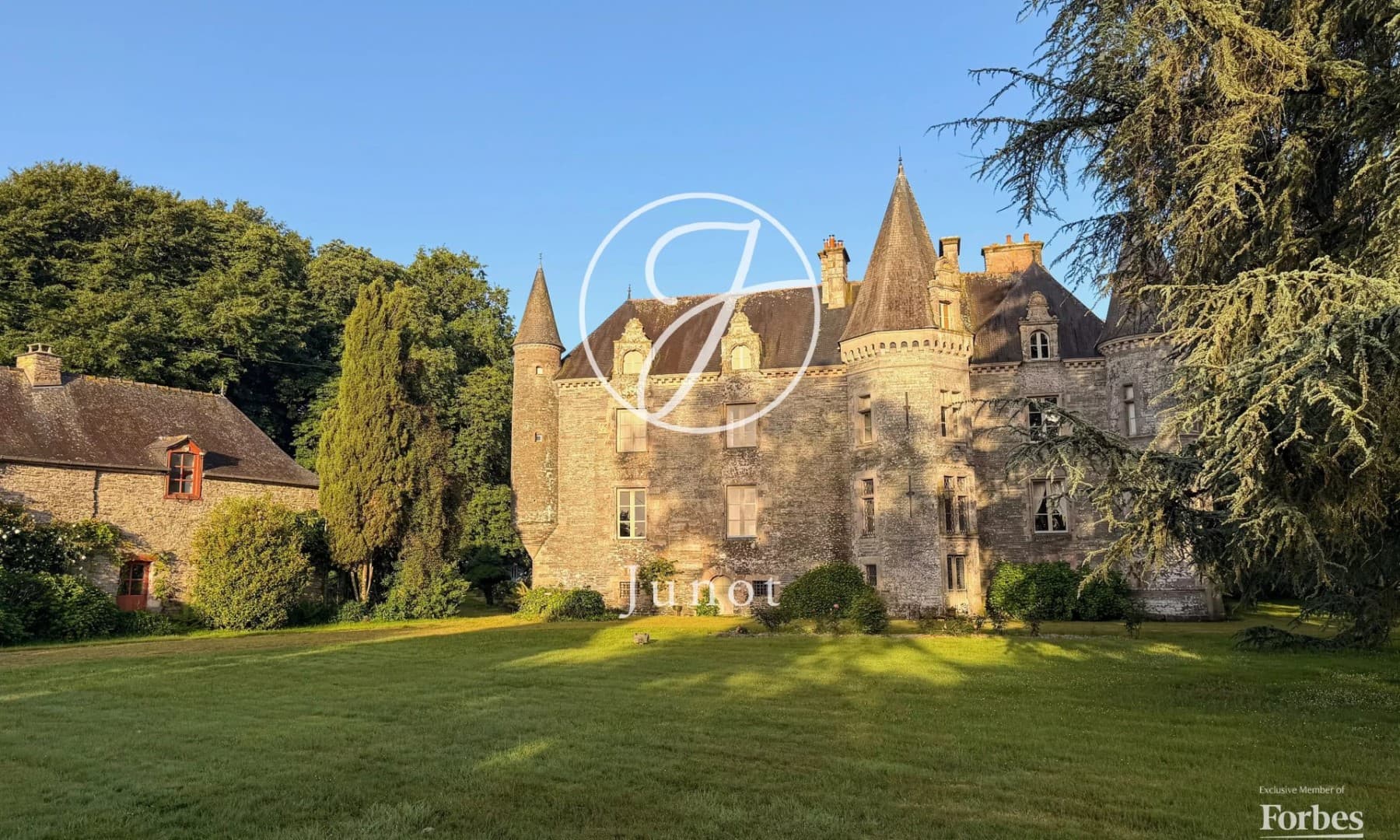 Elegant 16th Century Château With Guest House And Landscaped Parklands 2