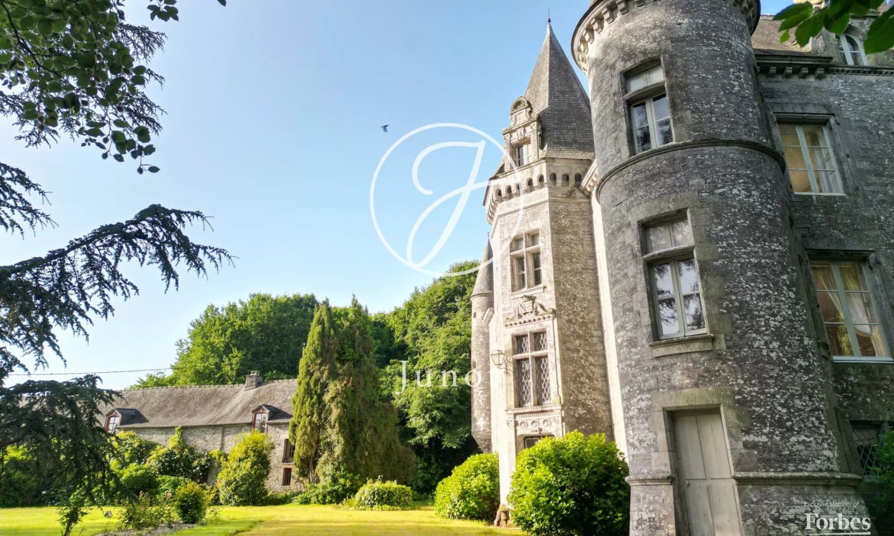 Elegant 16th Century Château With Guest House And Landscaped Parklands 3